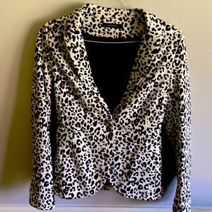 Haoduoyi Casual White Leopard Print Blazer Jacket
Sz. XL